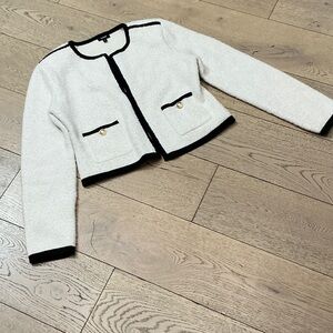 Woman’s Express cream w/black trim jacket. Medium. Front pockets. Stretchy! Cute